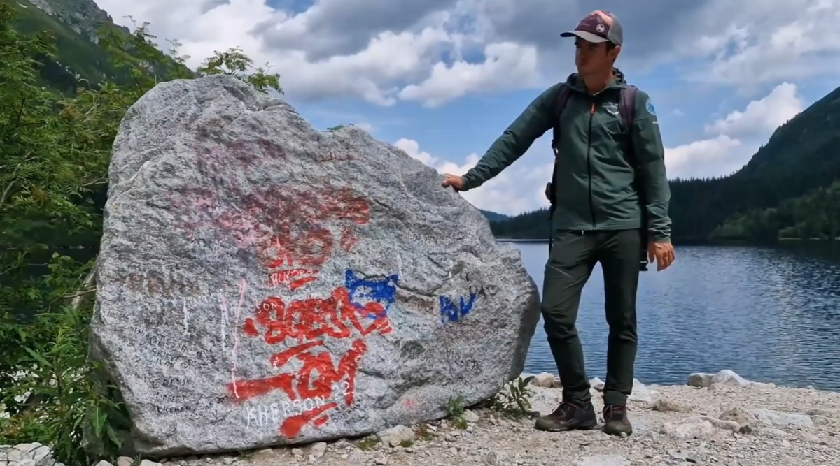 Wandale dewastują Tatrzański Park Narodowy. Kolorowe napisy niszczą przyrodę