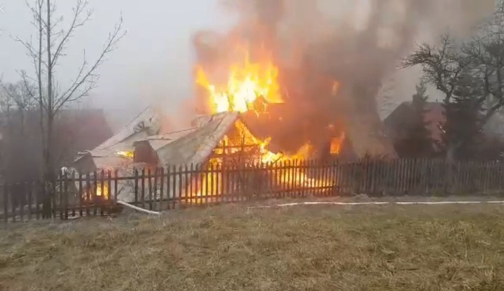 Pożar w Zawoi. Ogień pojawił się około 6 rano. Spłonął dom przeznaczony dla turystów