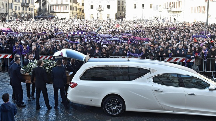 Tłumy na pogrzebie kapitana Fiorentiny. Mieszkańcy miasta i kibice pożegnali piłkarza