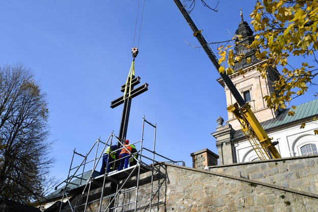 Krzyż morowy przed sanktuarium w Górach Świętokrzyskich