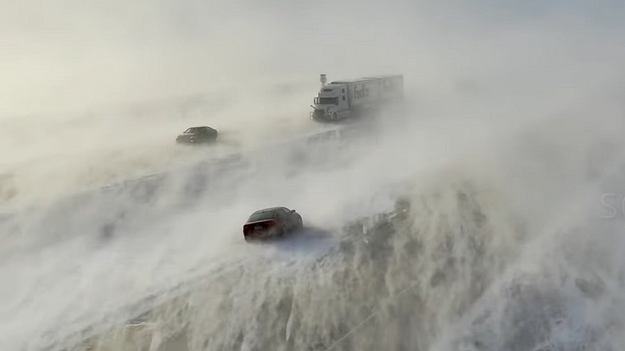 Zamieć śnieżna w rejonie Fargo w Dakocie Północnej w USA. Fot. YouTube / StormChasingVideo.