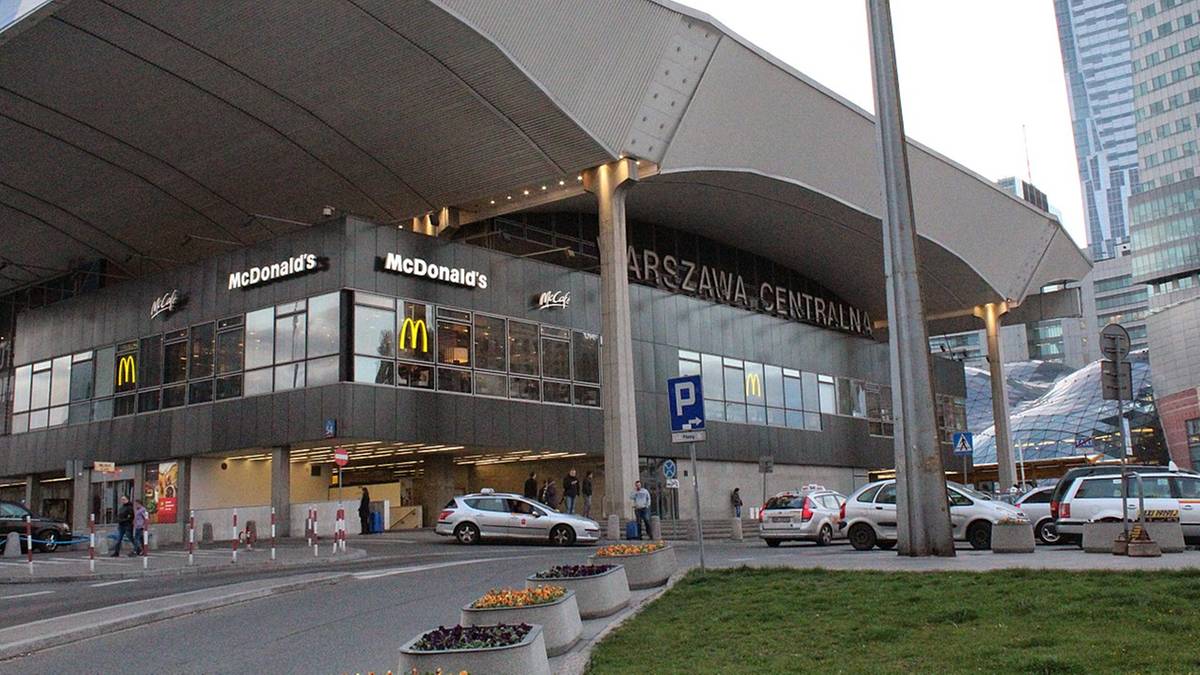 Bójka przed Dworcem Centralnym wywołała burzę w sieci. Policja ujawnia szczegóły