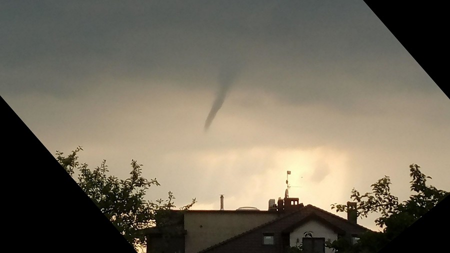 Zalążek trąby powietrznej w Pępowie w woj. wielkopolskim. Fot. Dawid Nowacki / TwojaPogoda.pl