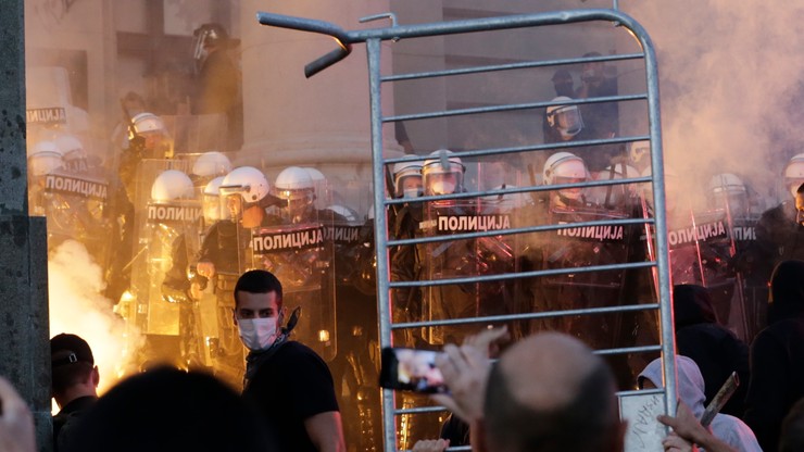 Protesty w Serbii i starcia z policją. Chodzi o ograniczenia zw. z koronawirusem