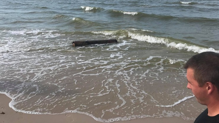 Akcja saperów na plaży koło Łeby. Morze wyrzuciło na brzeg 2,5 metrowy pocisk