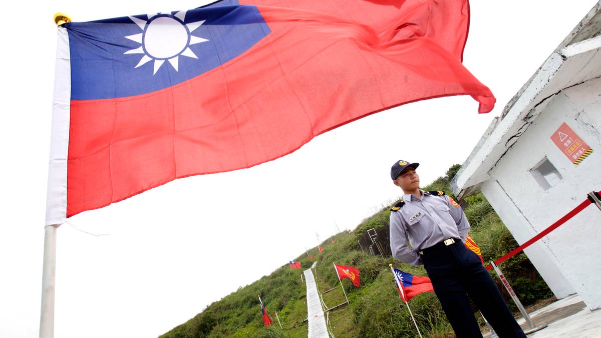 Flaga Tajwanu powiewająca na maszcie.