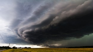 28.08.2022 05:58 Z zachodu na wschód kraju pędzi front. Burze, ulewy i grad i wichury zakończą falę gorąca