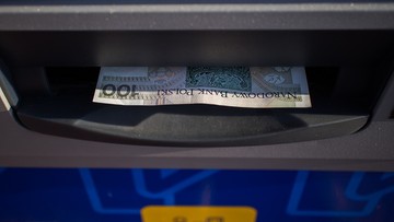Kolejki do bankomatów. KNF uspokaja: nie ma planów wprowadzenia limitów wypłat
