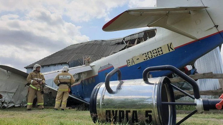 Antonov An-2 wbił się w jednorodzinny dom. Ranne cztery osoby lecące samolotem