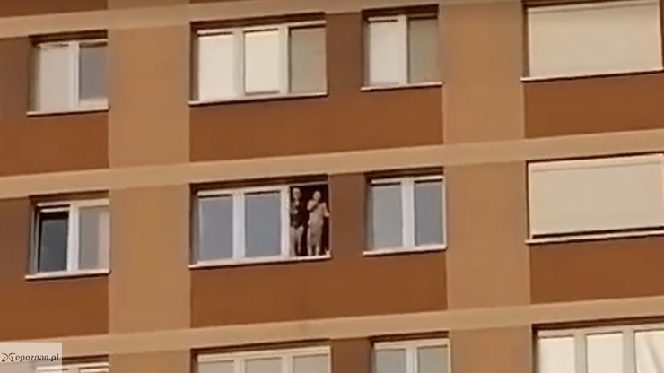 Poznań: Dzieci w otwartym oknie na ósmym piętrze. Interweniowały służby