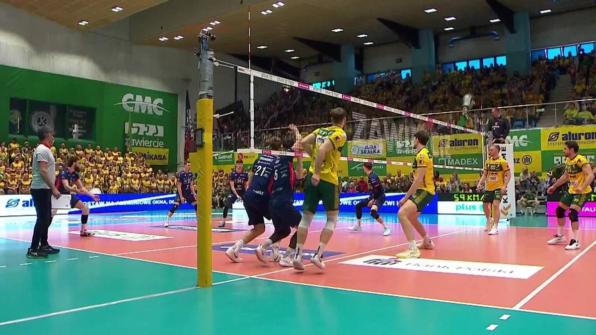 Siatkarze Aluron CMC Warta Zawiercie i ZAKSA Kędzierzyn-Koźle w akcji podczas meczu siatk&oacute;wki na boisku.