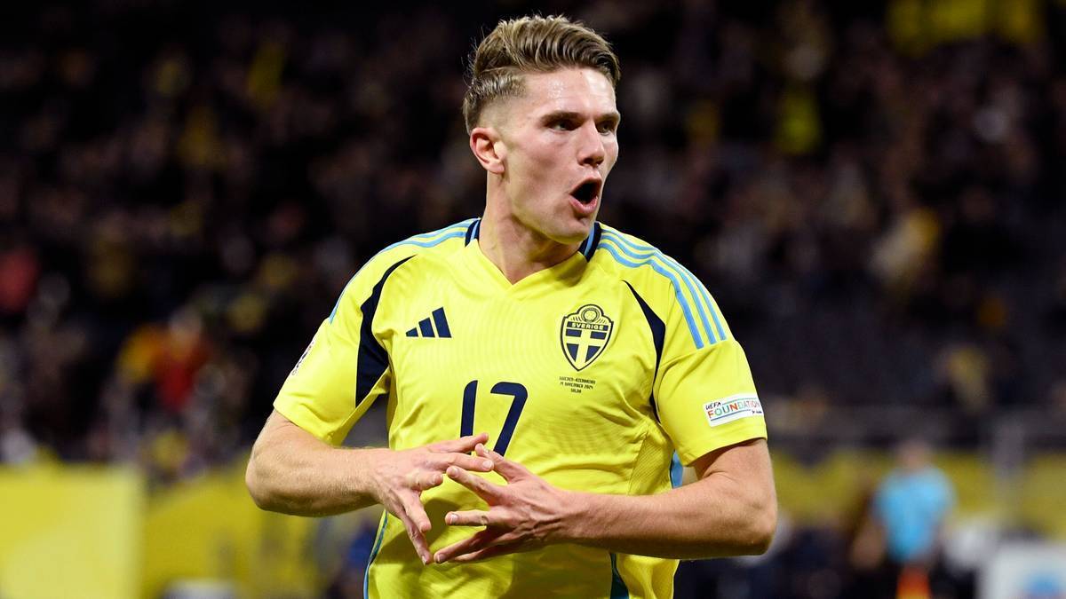 Piłkarz w ż&oacute;łtej koszulce reprezentacji Szwecji z numerem 17, wyrażający emocje podczas meczu piłki nożnej.