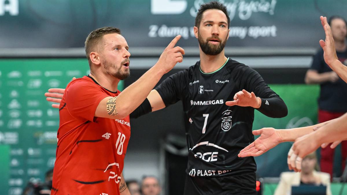 Dwóch siatkarzy w akcji podczas meczu siatkówki.