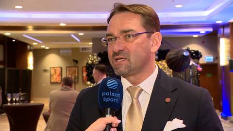 Sebastian Świderski udziela wywiadu, trzymając mikrofon Polsat Sport.