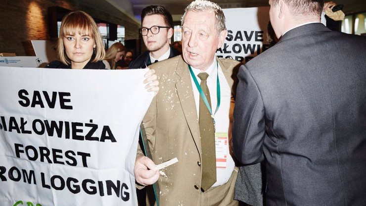 Minister Szyszko obrzucony trocinami przez działaczy Greenpeace. "Dosyć tej hipokryzji"