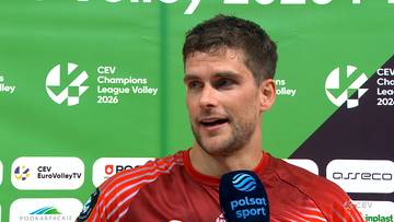 Portret siatkarza Trevora Clevenota, mówiącego do mikrofonu, podczas wywiadu po meczu Ligi Mistrzów CEV.