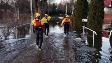 Zator lodowy na Wkrze, woda zalewa posesje. Trwa akcja służb