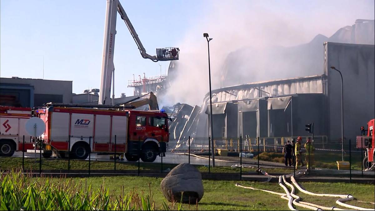 Rozległy pożar na Pomorzu opanowany. Trwają poszukiwania strażaka