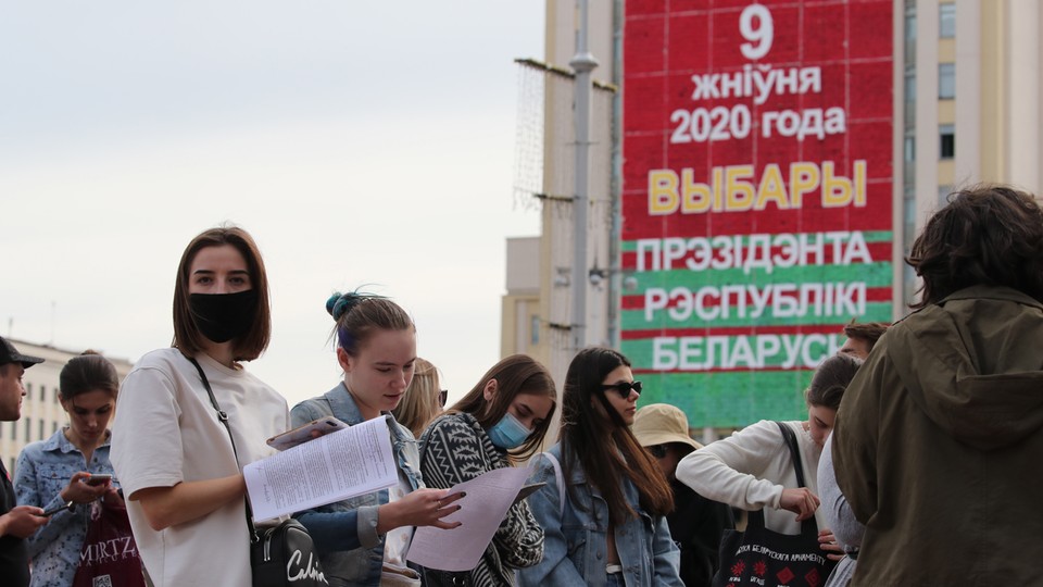 Białoruska młodzież w kolejce do złożenia zażalenia na brak rejestracji kandydatów opozycji