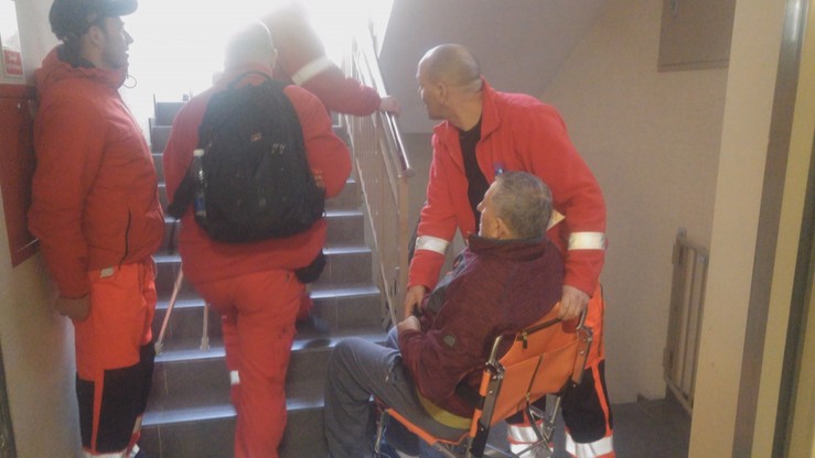 Pan Piotr wyszedł w środę ze szpitala - mężczyzna jest po operacji, nie może chodzić. Do mieszkania musieli go przynieść ratownicy medyczni.