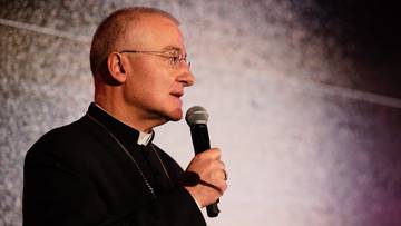 Biskup Artur Ważny m&oacute;wi do mikrofonu