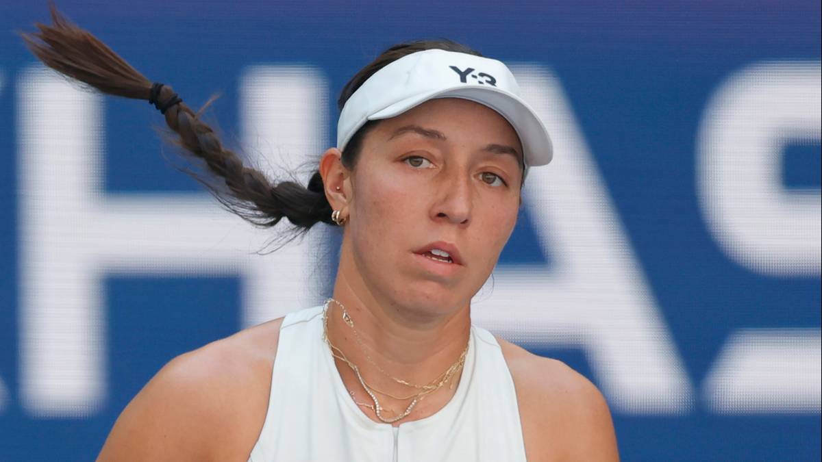 Portret tenisistki Jessiki Peguli podczas meczu US Open, z warkoczem po lewej stronie i opaską na głowie.
