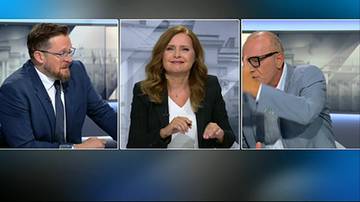 Trzy panele przedstawiające osoby biorące udział w dyskusji telewizyjnej. Po lewej mężczyzna w okularach i garniturze, w środku kobieta w eleganckim stroju, a po prawej mężczyzna w jasnej marynarce i okularach.