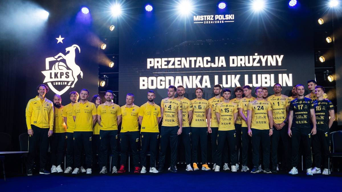 Drużyna Bogdanka LUK Lublin stoi na scenie w żółtych koszulkach, z logo zespołu po lewej stronie i napisem "PREZENTACJA DRUŻYNY BOGDANKA LUK LUBLIN" na ekranie za nimi. Na ekranie widnieje również napis "MISTRZ POLSKI".