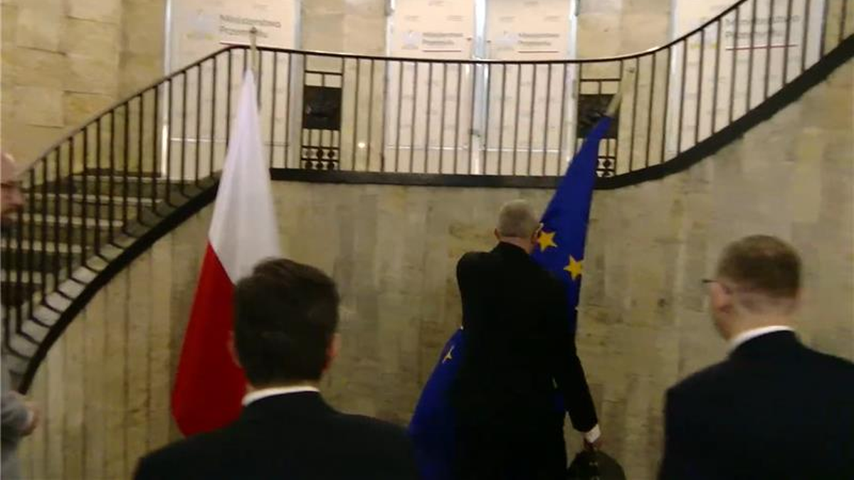 Grzegorz Braun zerwał flagę. Skandaliczne zachowanie kandydata na prezydenta