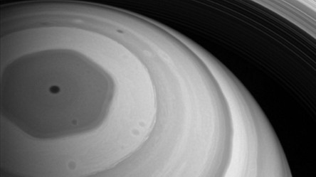 01.12.2019 08:00 Sonda Cassini ukazała nam z bardzo bliska tajemniczy heksagon na Saturnie