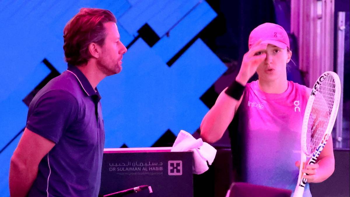 Iga Świątek z rakietą tenisową i jej trener Wim Fissette