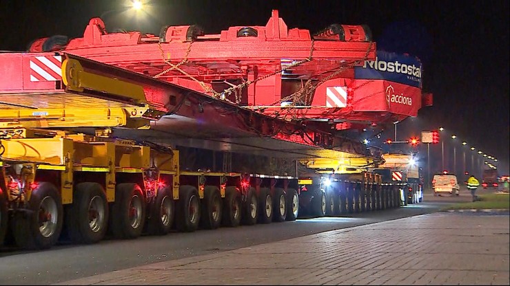 Gigantyczna maszyna jedzie przez Polskę. Utrudnienia na A4 i A1
