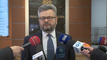 Prokurator Piotr Antoni Skiba udziela wywiadu dziennikarzom przed budynkiem prokuratury.