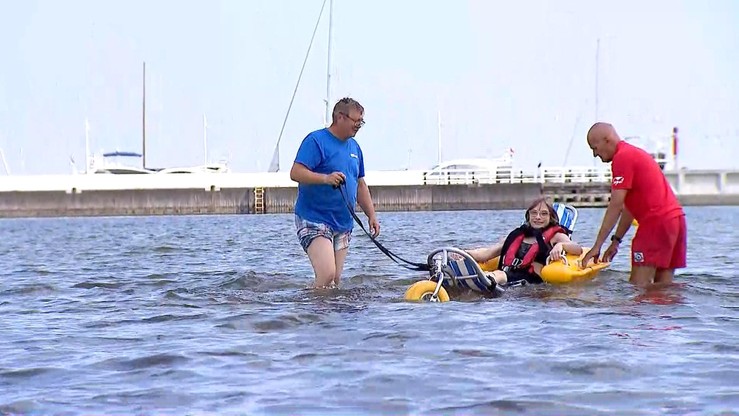 Niepełnosprawni w Sopocie mogą kąpać się w morzu. Umożliwi to  przeznaczony dla nich wózek-amfibia