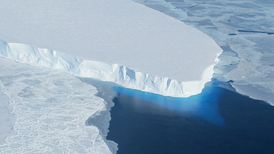 Lodowiec Thwaites na Antarktydzie. Fot. NASA.
