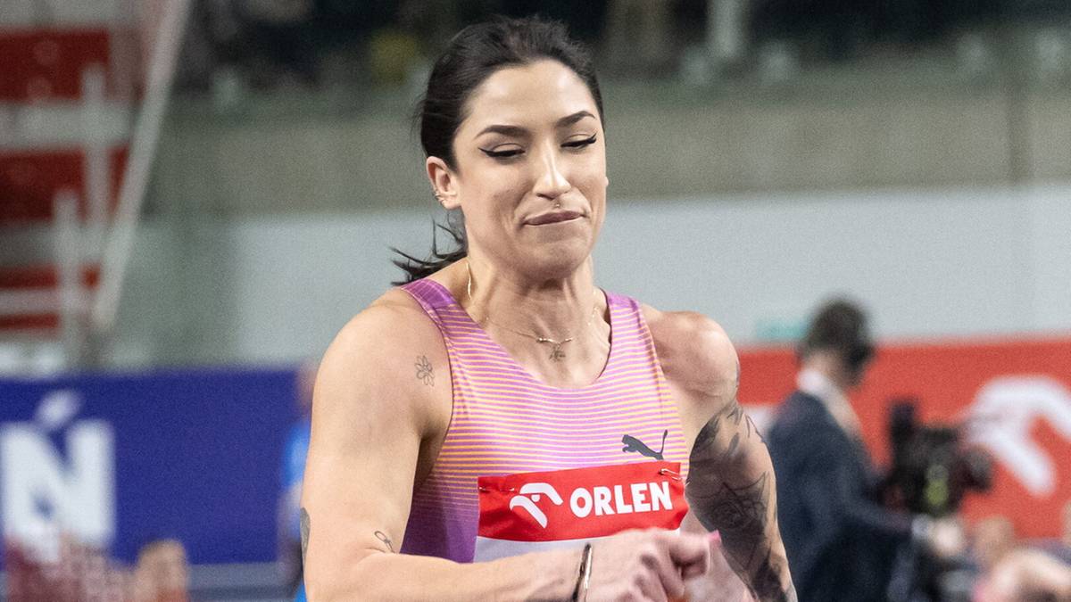 Dwie lekkoatletki biegnące na bieżni, jedna w r&oacute;żowym stroju z numerem 6, druga w podobnym stroju z napisem Dosso.