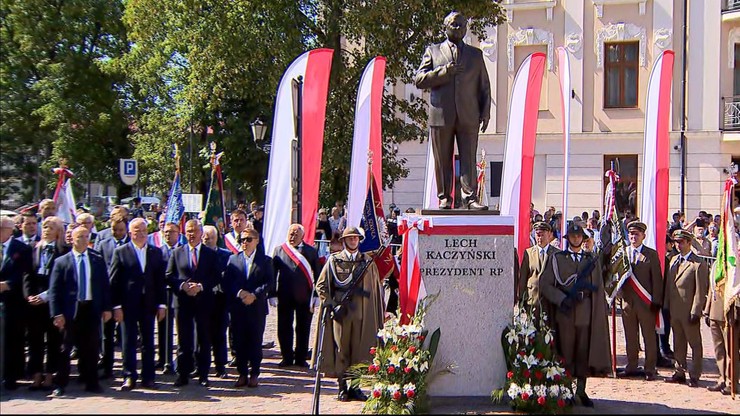 Tarnów. Jarosław Kaczyński odsłonił pomnik Lech Kaczyńskiego