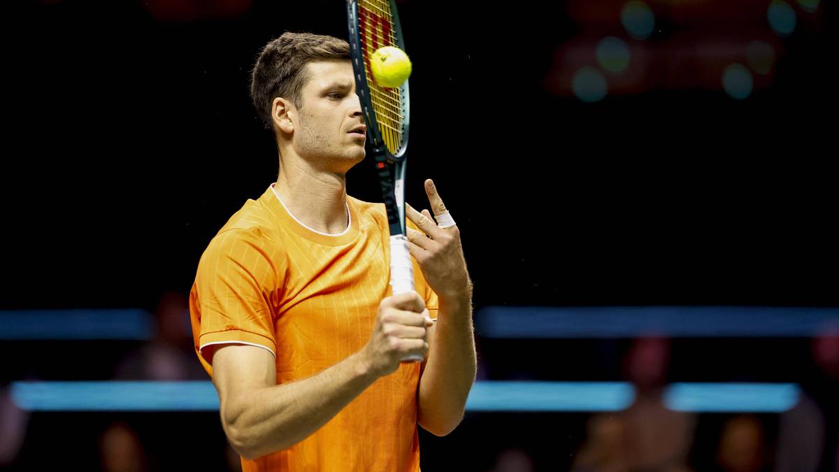 Tenisista przygotowujący się do zagrania piłki rakietą tenisową.