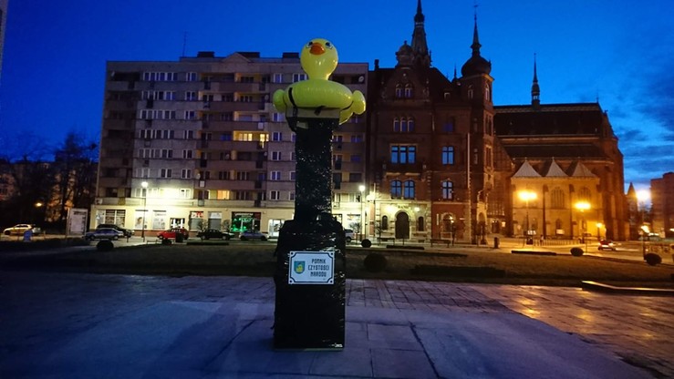 Zamiast żołnierzy... wielka gumowa kaczka. Nietypowy pomnik stanął w Legnicy