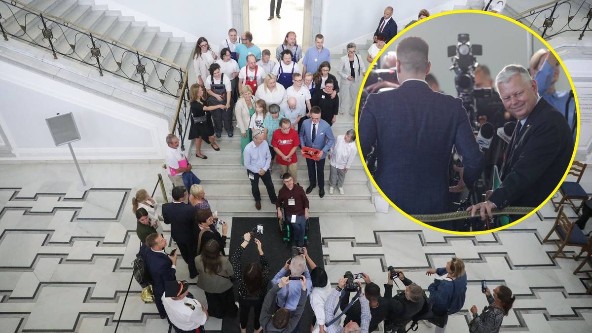 Przerwana konferencja PiS. Marek Suski i Janusz Kowalski zagłuszeni przez bębny