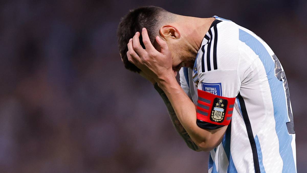 Urugwaj znów wielki, bezradny Lionel Messi dusił rywala w Buenos Aires
