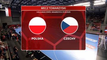 Plansza informacyjna z meczu towarzyskiego Polska - Czechy. Widnieją flagi obu kraj&oacute;w i ich nazwy.