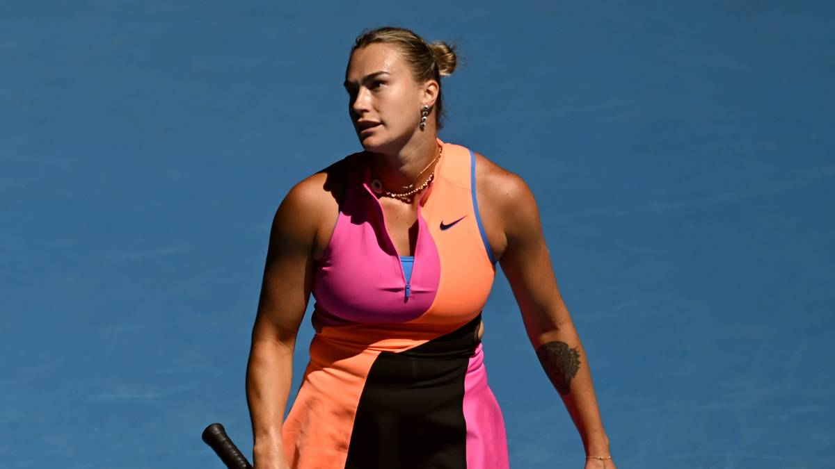 Tenisistka na korcie tenisowym podczas meczu, trzymająca rakietę.