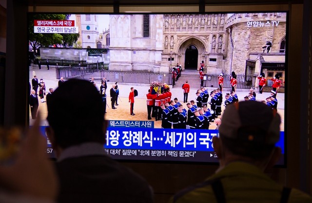 Transmisja na ekranie w Seulu.