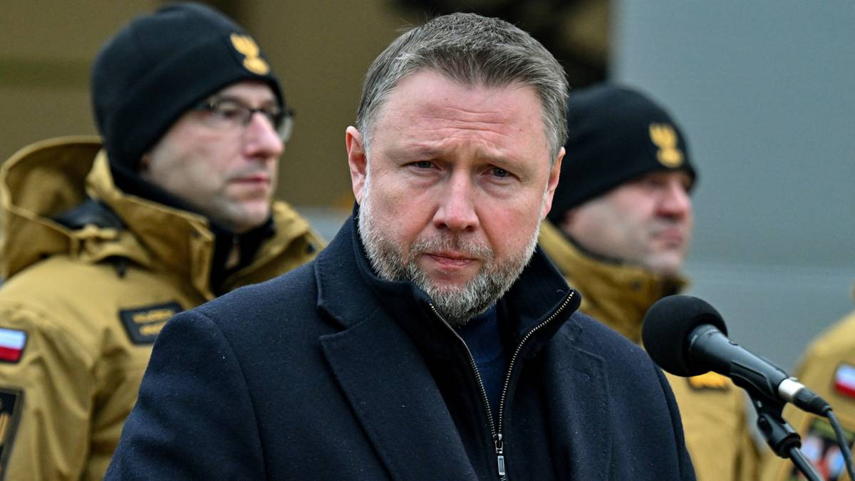 Minister spraw wewnętrznych i administracji Marcin Kierwiński przemawia do mikrofonu.