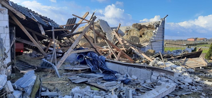Zniszczony w wyniku przejścia wichury budynek gospodarczy o powierzchni 200 mkw. w miejscowości Małachowice-Kolonia (gm. Ozorków)