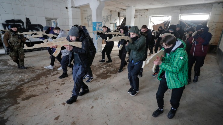 Ukraina. Weterani przygotowują cywilów do obrony Kijowa. "Do wojny dojdzie na pewno"
