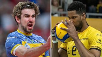 Siatkarz w niebiesko-ż&oacute;łtej koszulce z otwartymi ustami, obok siatkarz w ż&oacute;łtej koszulce trzymający piłkę siatkową.