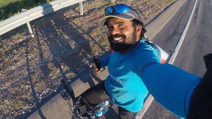 Hinduski nauczyciel jedzie na mundial rowerem. "Marzę, by Messi złożył na nim autograf"
