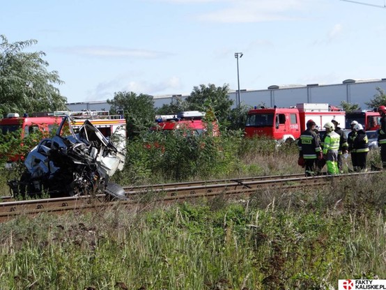 Samochód zderzył się z pociągiem w Ociążu